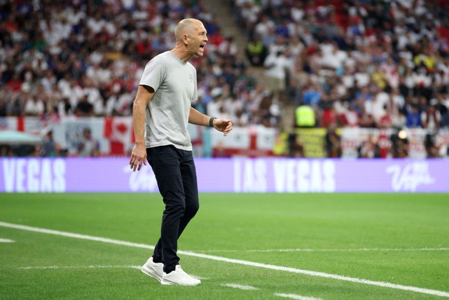 Gregg Berhalter diketahui memakai sneakers putih dari brand Nike. Sepatu yang dipakainya merupakan koleksi kolaborasi Nike dengan Supreme. Foto: FIFA via Getty Images/Adam Pretty - FIFA