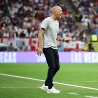 Gregg Berhalter diketahui memakai sneakers putih dari brand Nike. Sepatu yang dipakainya merupakan koleksi kolaborasi Nike dengan Supreme. Foto: FIFA via Getty Images/Adam Pretty - FIFA