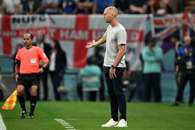 Sepatu Supreme x Nike Air Max 98 TL demikian nama sepatu yang dipakai Gregg Berhalter saat memantau jalannya pertandingan AS vs Inggris di Stadion Al Bayt, Qatar. Foto: FIFA via Getty Images/Adam Pretty - FIFA