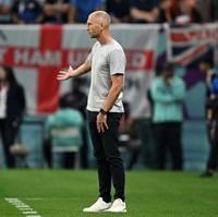 Sepatu Supreme x Nike Air Max 98 TL demikian nama sepatu yang dipakai Gregg Berhalter saat memantau jalannya pertandingan AS vs Inggris di Stadion Al Bayt, Qatar. Foto: FIFA via Getty Images/Adam Pretty - FIFA