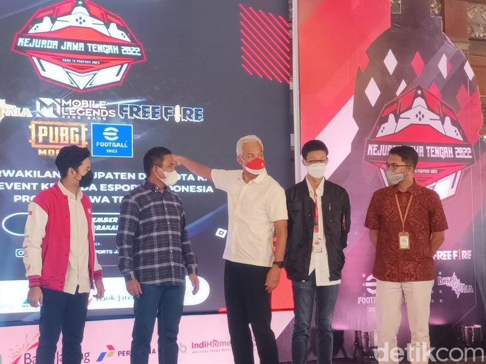 Gubernur Jawa Tengah Ganjar Pranowo saat membuka Kejurda E-Sports di Pendopo Balai Kota Solo, Sabtu (26/11/2022).
