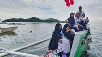 Maryam tidak sendirian, beberapa guru dan siswa yang tinggal di luar Pulau Battoa juga menggunakan perahu sebagai transportasi. (Foto: Dok. Andi Maryam)