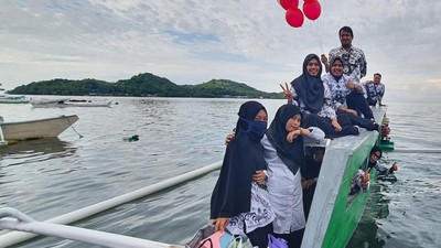 7 Potret Guru di Sulawesi Arungi Lautan Demi Mengajar