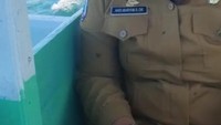 Sebelum menaiki perahu, Maryam mengendarai motor sejauh 10 km. Barulah ia melanjutkan perjalanan dengan perahu selama 15 sampai 20 menit.Perjalanan ke sekolah membutuhkan pertama naik motor, kedua menggunakan perahu, dan yang ketiga berjalan kaki, jelasnya pada detikEdu, Sabtu (26/11/2022). (Foto: Dok. Andi Maryam)