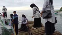 Terkadang Maryam dan penumpang lainnya berhadapan dengan ombak tinggi di lautan. Ia harus berputar di tengah laut sebelum ombak mereda.Ketika ombak tinggi kami di atas perahu was-was takut kalau perahunya terbalik dan ketika angin kencang perahu susah merapat ke dermaga. Jadi kita berputar-putar dulu di tengah laut, terangnya.(Foto: Dok Andi Maryam)