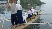 Sebelumnya, Maryam bekerja di sekolah yang hanya berjarak 300 meter dari rumahnya. Kini ia mengajar di pulau dan hal tersebut merupakan tantangan baginya. (Foto: Dok. Andi Maryam)