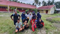 Maryam perlu melalui perjalanan yang tidak biasa demi mengajar. Ia harus menyeberang ke Pulau Battoa untuk mengajar olahraga bagi siswa kelas 1-3 SMP. (Foto: Dok. Andi Maryam)