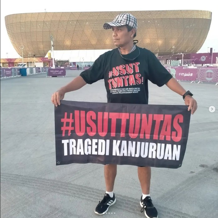 Aremania ini bernama Harie Pandiono. Ia datang ke venue Piala Dunia 2022, dan menggelar aksi solidaritas untuk Arenamia di Tanah Air.