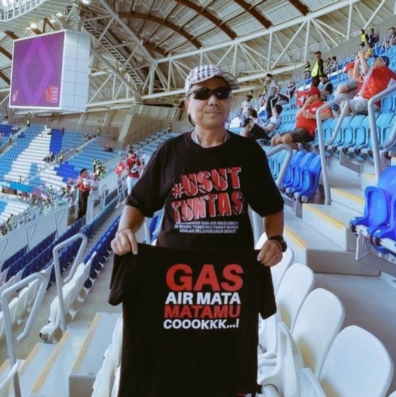 Aremania ini bernama Harie Pandiono. Ia datang ke venue Piala Dunia 2022, dan menggelar aksi solidaritas untuk Arenamia di Tanah Air.
