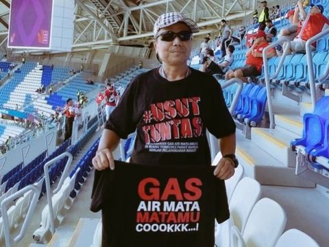 Aremania ini bernama Harie Pandiono. Ia datang ke venue Piala Dunia 2022, dan menggelar aksi solidaritas untuk Arenamia di Tanah Air.