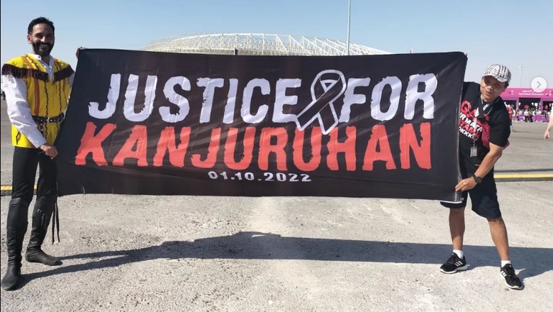 Aremania ini bernama Harie Pandiono. Ia datang ke venue Piala Dunia 2022, dan menggelar aksi solidaritas untuk Arenamia di Tanah Air.