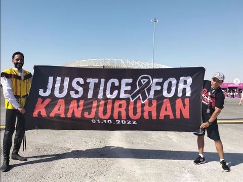Aremania ini bernama Harie Pandiono. Ia datang ke venue Piala Dunia 2022, dan menggelar aksi solidaritas untuk Arenamia di Tanah Air.