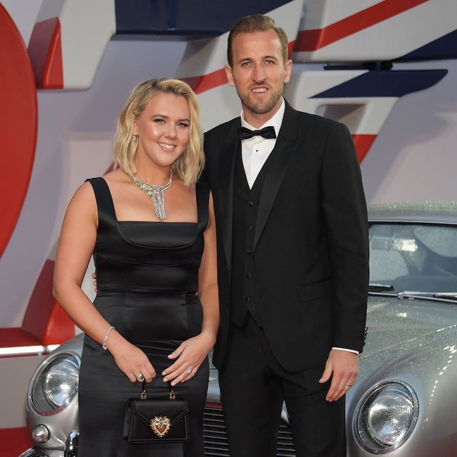 Ketika menghadiri acara premiere film James Bond, ia pun bikin pangling ketika terlihat maskulin mengenakan setelan jas dari Dolce & Gabanna.Foto: Instagram @harrykane