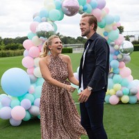 Saat berkumpul dengan keluarga, Harry Kane lebih sering memilis padanan yang lebih kasual tapi tetap terlihatr rapi, seperti kemeja dan celana jeans.Foto: Instagram @harrykane