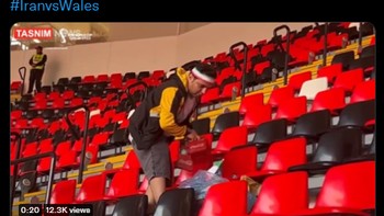 Keren, usai pertandingan, fans Iran membersihkan stadion. Foto: (Twitter).