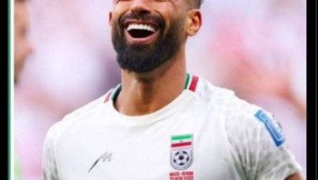 Sang penutup kemenangan Iran, Ramin Rezaeien, sampai bingung harus tertawa atau menangis. Foto: (Twitter).