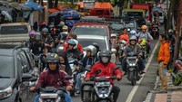 Kemacetan terjadi di jalan menuju lokasi terjadinya bencana gempa di Cianjur.