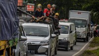 Dinas Perhubungan mengatakan kemacetan tersebut diakibatkan penumpukan kendaraan pengangkut bantuan yang menuju lokasi bencana.  