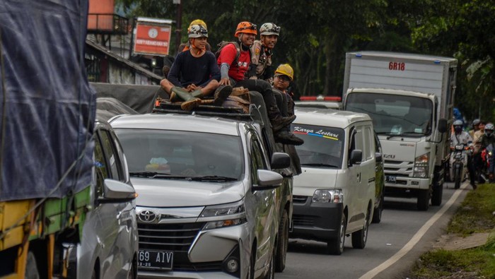 Jalan ke Arah Lokasi Gempa Cianjur Macet Banget Kendaraan terjebak kemacetan menuju lokasi bencana di Jalan Raya Cianjur-Puncak, Kabupaten Cianjur, Jawa Barat, Sabtu (26/11/2022). Dinas Perhubungan mengatakan kemacetan tersebut diakibatkan penumpukan kendaraan pengangkut bantuan yang menuju lokasi bencana. ANTARA FOTO/Raisan Al Farisi/hp.