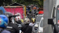 endaraan terjebak kemacetan menuju lokasi bencana di Jalan Raya Cianjur-Puncak, Kabupaten Cianjur, Jawa Barat, Sabtu (26/11/2022). 