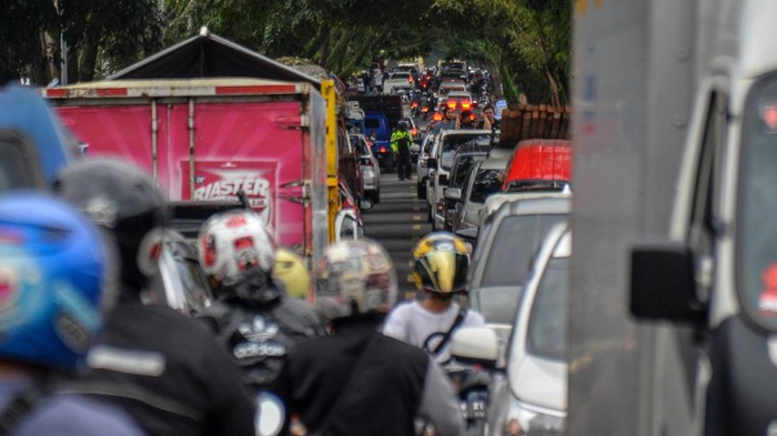 Jalan ke Arah Lokasi Gempa Cianjur Macet Banget Kendaraan terjebak kemacetan menuju lokasi bencana di Jalan Raya Cianjur-Puncak, Kabupaten Cianjur, Jawa Barat, Sabtu (26/11/2022). Dinas Perhubungan mengatakan kemacetan tersebut diakibatkan penumpukan kendaraan pengangkut bantuan yang menuju lokasi bencana. ANTARA FOTO/Raisan Al Farisi/hp.