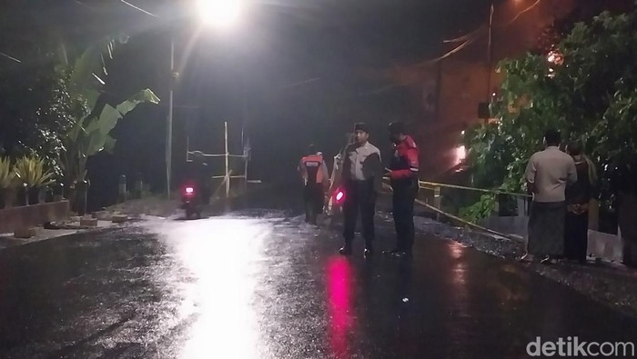 Jalan Perbatasan Kota Batu-Malang sisi Jurang Susuh yang ambrol