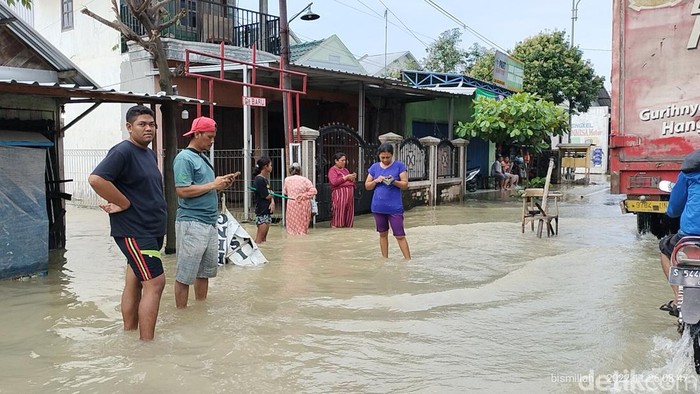 Jalan Raya Balen-Bojonegoro terendam banjir luapan Sungai Pacal. Pengendara diimbau untuk berhati-hati.