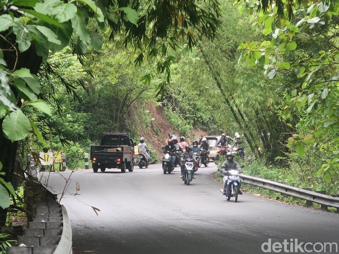 Jalur Piyungan-Patuk, Kalurahan Srimulyo, Kapanewon Piyungan, Kabupaten Bantul, Sabtu (26/11/2022).