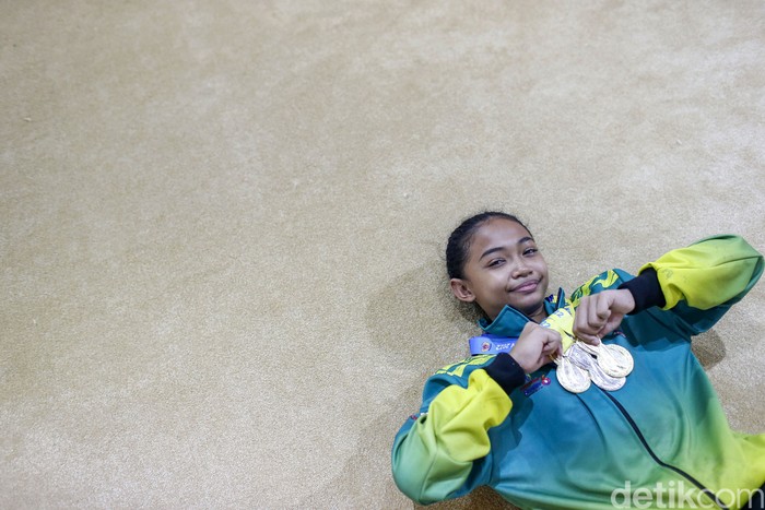 Maria Averyl Baline Mattahati memang belum setenar Rifda Irfanaluthfi. Tapi ia terus berjuang meraih medali pada cabang Gymnastic di ajang internasional mewakili Indonesia. Siapa dia?