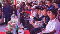 Menteri Perdagangan Zulkifli Hasan mengikuti puncak acara Sail Tidore 2022 di Pantai Tugulufa, Kota Tidore Kepulauan, Maluku Utara, Sabtu (26/11/2022). Pria yang akrab disapa Zulhas tersebut tiba di Tidore bersama Menko Kemaritiman dan Investasi Luhut Binsar Pandjaitan, Menteri Dalam Negeri Tito Karnavian, Menteri Parekraf Sandiaga Salahudin Uno, dan Wali Kota Tidore Ali Ibrahim. Perwakilan duta besar negara sahabat dari Spanyol, Maroko, Bahrain, dan Peru juga ikut hadir dalam perayaan puncak acara Sail Tidore 2022.