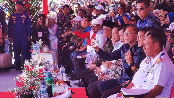 Kapal Perang TNI Ramaikan Puncak Sail Tidore 2022 Menteri Perdagangan Zulkifli Hasan mengikuti puncak acara Sail Tidore 2022 di Pantai Tugulufa, Kota Tidore Kepulauan, Maluku Utara, Sabtu (26/11/2022). Pria yang akrab disapa Zulhas tersebut tiba di Tidore bersama Menko Kemaritiman dan Investasi Luhut Binsar Pandjaitan, Menteri Dalam Negeri Tito Karnavian, Menteri Parekraf Sandiaga Salahudin Uno, dan Wali Kota Tidore Ali Ibrahim. Perwakilan duta besar negara sahabat dari Spanyol, Maroko, Bahrain, dan Peru juga ikut hadir dalam perayaan puncak acara Sail Tidore 2022.