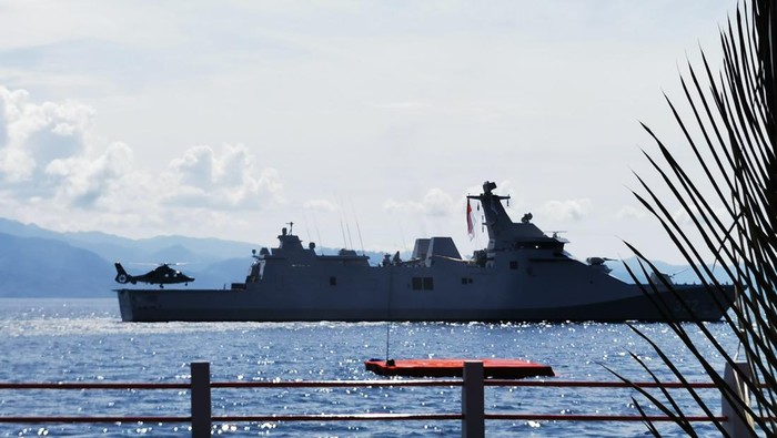 Menteri Perdagangan Zulkifli Hasan mengikuti puncak acara Sail Tidore 2022 di Pantai Tugulufa, Kota Tidore Kepulauan, Maluku Utara, Sabtu (26/11/2022). Pria yang akrab disapa Zulhas tersebut tiba di Tidore bersama Menko Kemaritiman dan Investasi Luhut Binsar Pandjaitan, Menteri Dalam Negeri Tito Karnavian, Menteri Parekraf Sandiaga Salahudin Uno, dan Wali Kota Tidore Ali Ibrahim. Perwakilan duta besar negara sahabat dari Spanyol, Maroko, Bahrain, dan Peru juga ikut hadir dalam perayaan puncak acara Sail Tidore 2022.