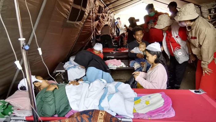 Kepala Baguna PDIP sekaligus Ketua DPP PDIP dokter Ribka Tjiptaning memimpin personel Baguna dan kader PDIP membantu korban Cianjur (dok PDIP)