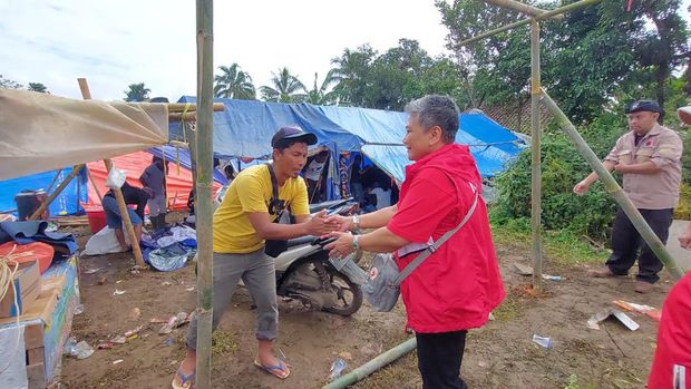 Kepala Baguna PDIP sekaligus Ketua DPP PDIP dokter Ribka Tjiptaning memimpin personel Baguna dan kader PDIP membantu korban Cianjur (dok PDIP)