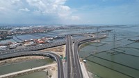 Sementara Seksi 2 (Sayung-Demak) sepanjang 16,31 km merupakan porsi Badan Usaha Jalan Tol (BUJT) PT Pembangunan Perumahan Semarang Demak yang ditargetkan akhir tahun ini selesai konstruksinya secara keseluruhan dan dapat dioperasikan.