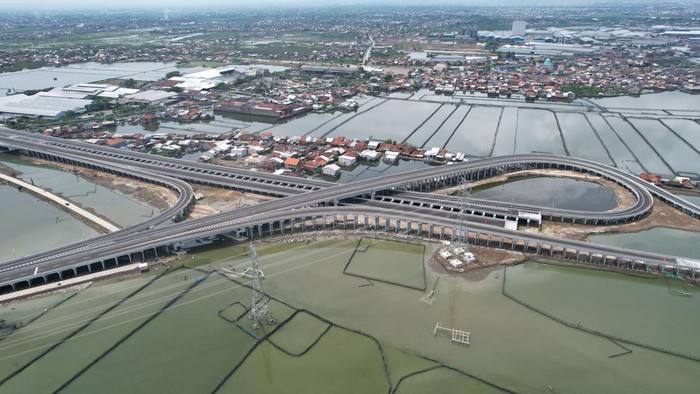 Jalan Tol Semarang-Demak dikenal sebagai jalan tol atas laut yang terintegrasi dengan Tanggul Laut Kota Semarang. Selain itu juga berfungsi untuk penahan banjir rob, serta mengatasi banjir dan genangan air yang selama ini menjadi permasalahan ibu kota Provinsi Jawa Tengah.