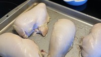 Niat mau masak ayam panggang, tampilan makanan buatan netizen ini jauh dari menarik selera. Potongan ayamnya super pucat.