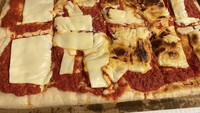 Pesan pizza dari restoran, netizen ini kecewa berat karena pizza kejunya jauh dari kata sempurna. Keju lembarannya tidak meleleh dengan baik.