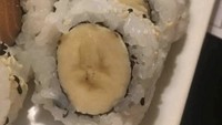 Sushi isi salmon atau tuna sudah biasa, bagaimana dengan sushi isi pisang. Ada yang mau coba?