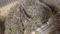 Ayam berbalut bumbu pesto harusnya menggiurkan dengan warna hijau yang terang, tapi yang ini kok malah seperti dipenuhi jamur ya?