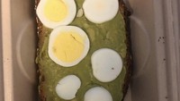 Beli sandwich alpukat dan telur mahal-mahal, dapatnya malah mengecewakan. Telur rebusnya benar-benar tak menarik selera!  