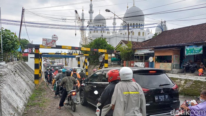 Kondisi Viaduk Gilingan di dekat Masjid Sheikh Zayed Solo, Sabtu 926/11/2022).