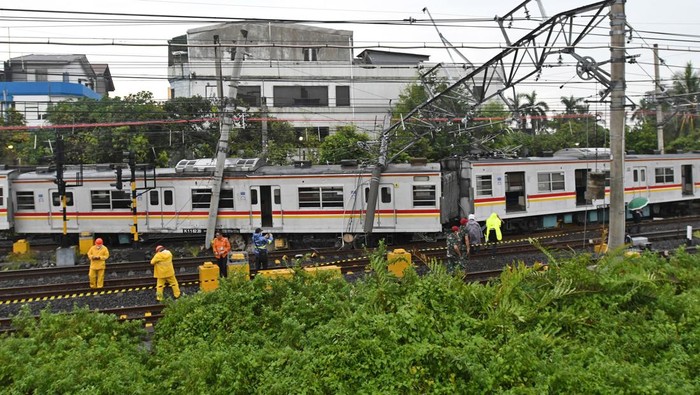 KRL Anjlok di Station Kampung Bandan, Begini Kondisinya Sejumlah petugas berupaya mengevakuasi rangkaian kereta rel listrik (KRL) Commuterline KA 5144C yang anjlok dan tertimpa tiang listrik di perlintasan Stasiun Kampung Bandan, Jakarta, Sabtu (26/11/2022). Akibat proses evakuasi rangkaian KRL tersebut, perjalanan kereta api di jalur Kampung Bandan-Manggarai mengalami gangguan. ANTARA FOTO/Aditya Pradana Putra/hp.