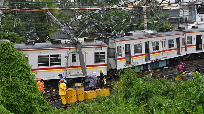 Sejumlah petugas berupaya mengevakuasi rangkaian kereta rel listrik (KRL) Commuterline KA 5144C yang anjlok dan tertimpa tiang listrik di perlintasan Stasiun Kampung Bandan, Jakarta, Sabtu (26/11/2022). Akibat proses evakuasi rangkaian KRL tersebut, perjalanan kereta api di jalur Kampung Bandan-Manggarai mengalami gangguan. ANTARA FOTO/Aditya Pradana Putra/hp.