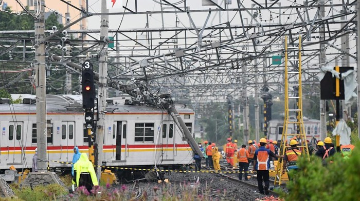 Sejumlah petugas berupaya mengevakuasi rangkaian kereta rel listrik (KRL) Commuterline KA 5144C yang anjlok dan tertimpa tiang listrik di perlintasan Stasiun Kampung Bandan, Jakarta, Sabtu (26/11/2022). Akibat proses evakuasi rangkaian KRL tersebut, perjalanan kereta api di jalur Kampung Bandan-Manggarai mengalami gangguan. ANTARA FOTO/Aditya Pradana Putra/hp.