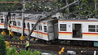 KRL tersebut anjlok dan tertimpa tiang listrik.