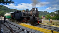 Masinis menjalankan lokomotif uap E1060 Mak Itam yang membawa gerbong penumpang saat uji coba di Kota Sawahlunto, Sumatera Barat, Sabtu (26/11/2022). 