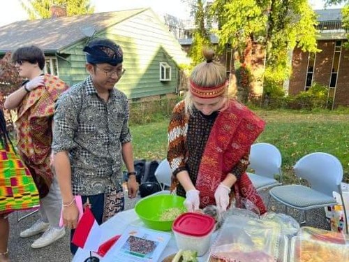 Mahasiswa asal Denpasar, Made Hardinata Wijakesuma, mempromosikan kuliner Nusantara, yakni lawar Bali kepada para pelajar di Amerika Serikat (AS). (Foto: Istimewa)