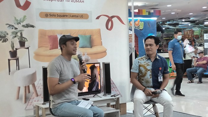 Marketing Communication Manager Selma Sunarwan (kanan) saat sedang talkshow dipembukaan selma di Solo square Marketing Communication Manager Selma Sunarwan (kanan) saat sedang talkshow dipembukaan selma di Solo square