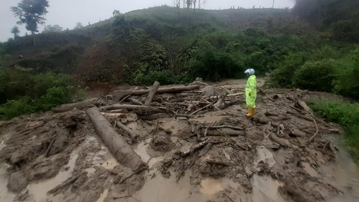 Material yang menutupi akses jalan di Madina. (Foto: Istimewa)